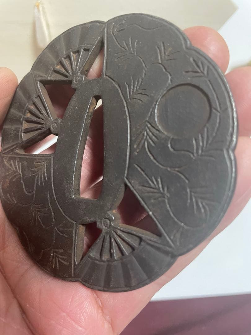 鉄地扇文透かし鍔　鍔飾り付き