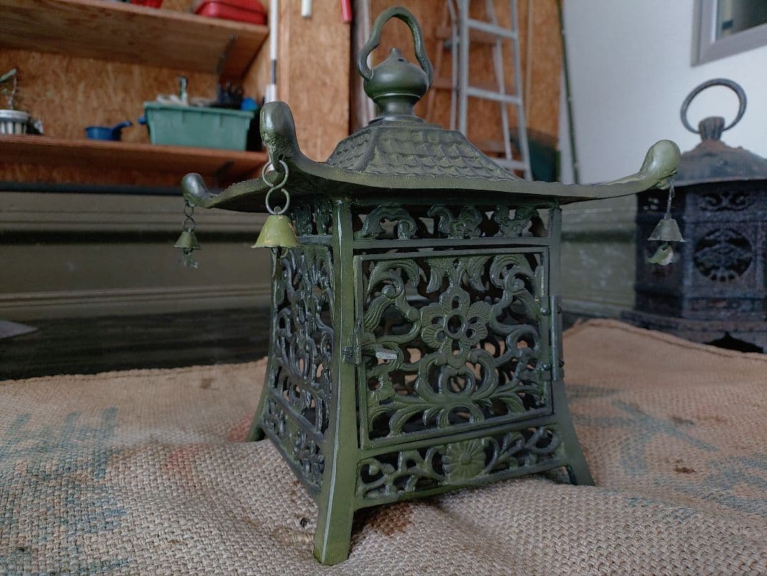 吊り灯籠　唐草紋　　アンティーク　雑貨　骨董　吊灯籠　灯り　照明　庭　インテリア