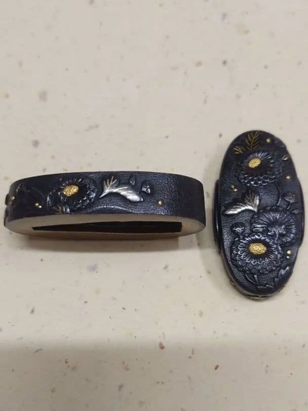 縁頭、赤銅地に菊華図