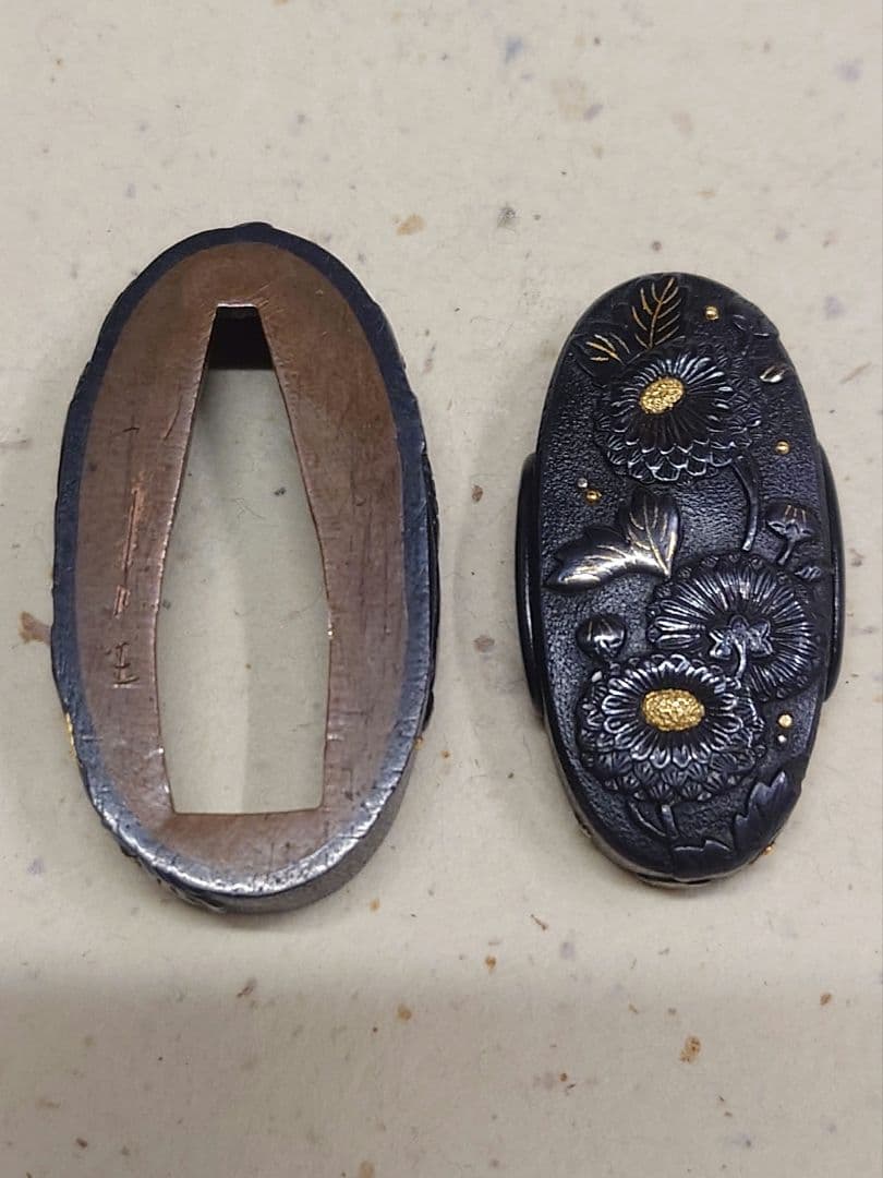 縁頭、赤銅地に菊華図