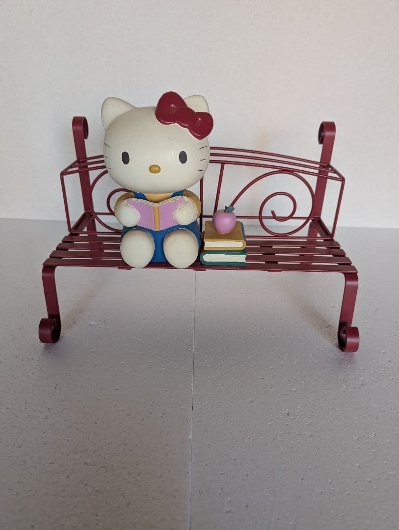 ハローキティ ベンチ型フィギュア