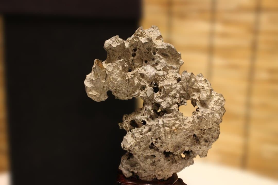 グレーの石彫刻 木製台座付き 太湖石　中国