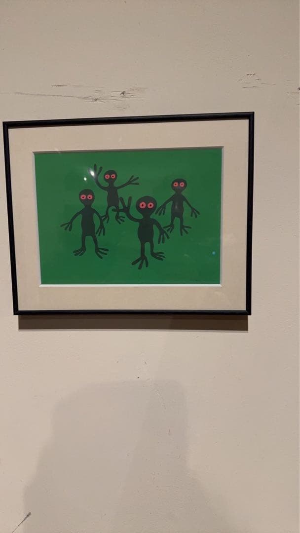 ポップアート 緑色背景 黒いキャラクター