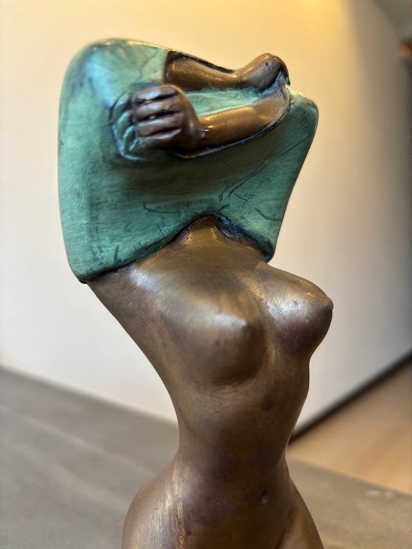 ブロンズ彫刻像 服を脱ぐ女性　青銅製