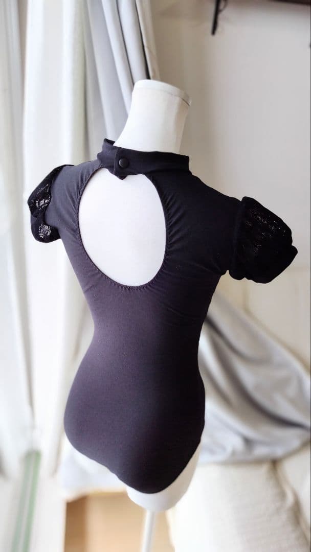 Ｓ～Ｍサイズ／ベロアと起毛レースの薔薇の花柄が上品な黒い娘役レオタード