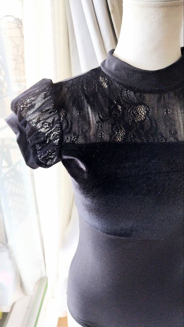 Ｓ～Ｍサイズ／ベロアと起毛レースの薔薇の花柄が上品な黒い娘役レオタード