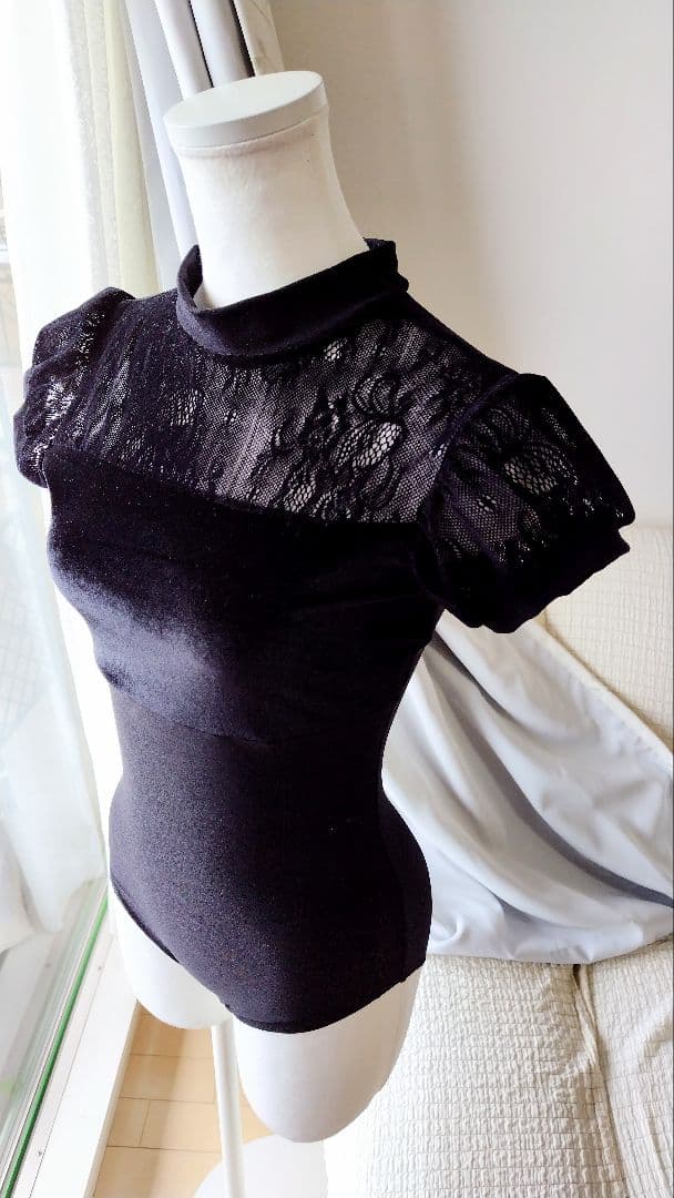 Ｓ～Ｍサイズ／ベロアと起毛レースの薔薇の花柄が上品な黒い娘役レオタード