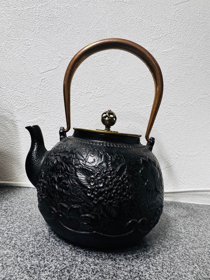 【新品未使用】南部鉄器 砂鉄製 鉄瓶 花柄浮き彫り鉄壺 コーティングなし