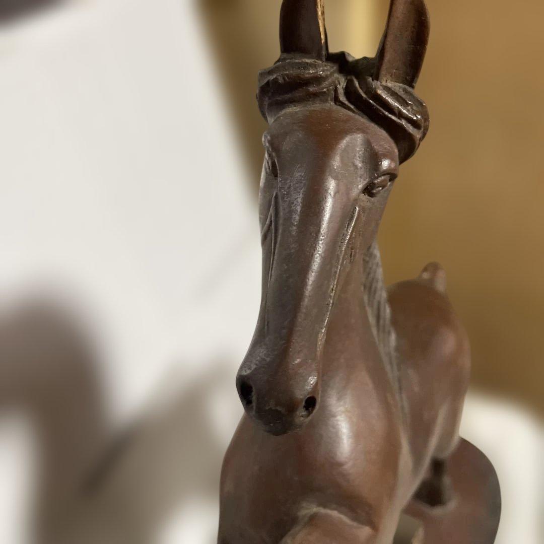 木製馬の彫刻