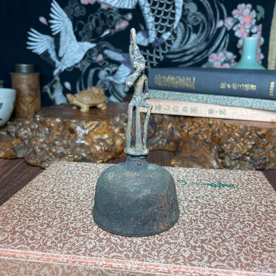 金属製 人形形状の鐘 ちいさな音が鳴るハンドベル 古道具 骨董