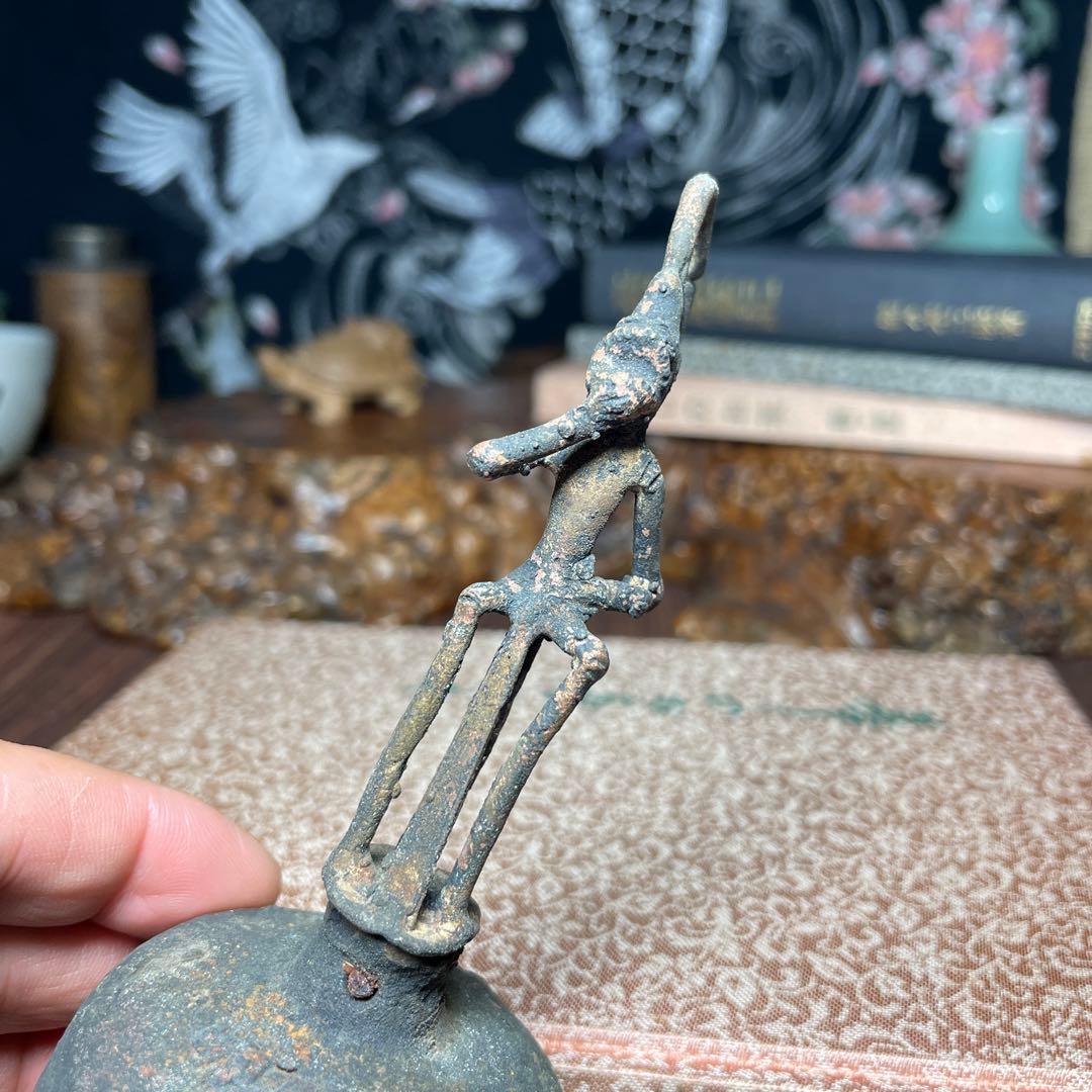 金属製 人形形状の鐘 ちいさな音が鳴るハンドベル 古道具 骨董