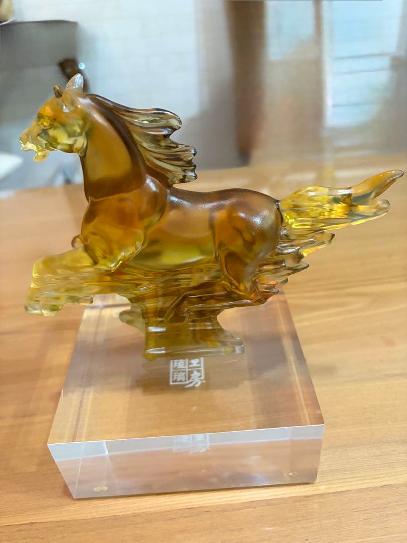 ガラス製馬の彫刻 透明琥珀色