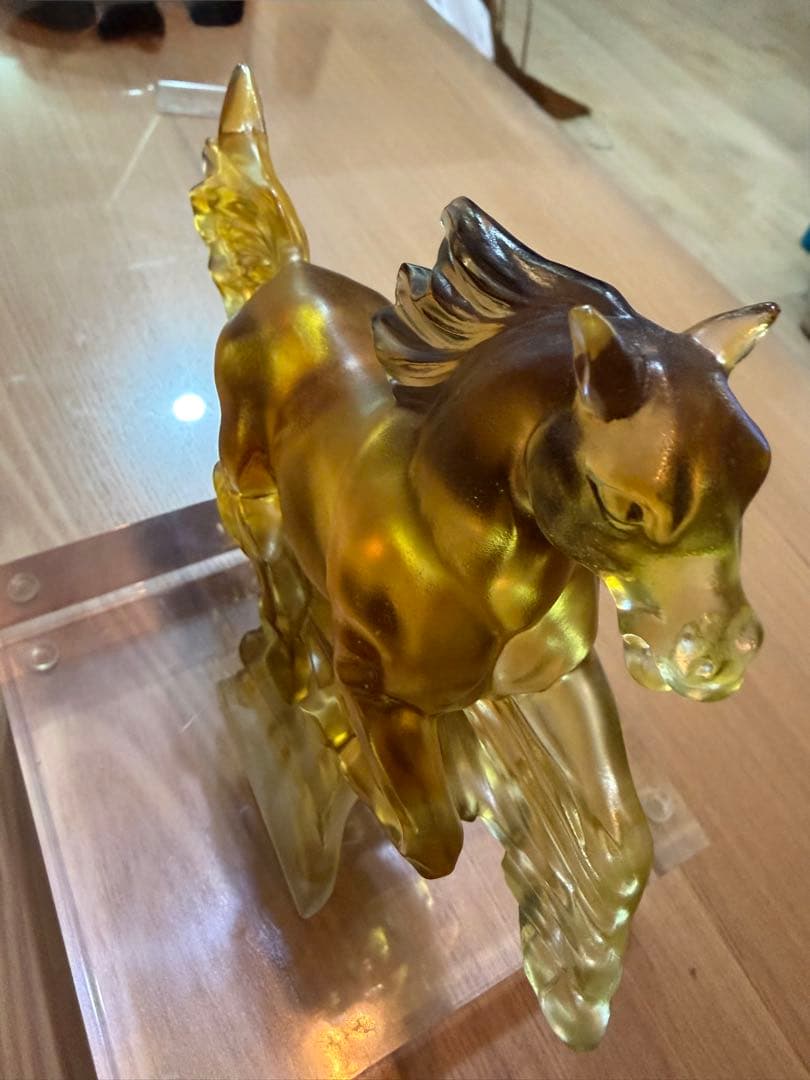 ガラス製馬の彫刻 透明琥珀色