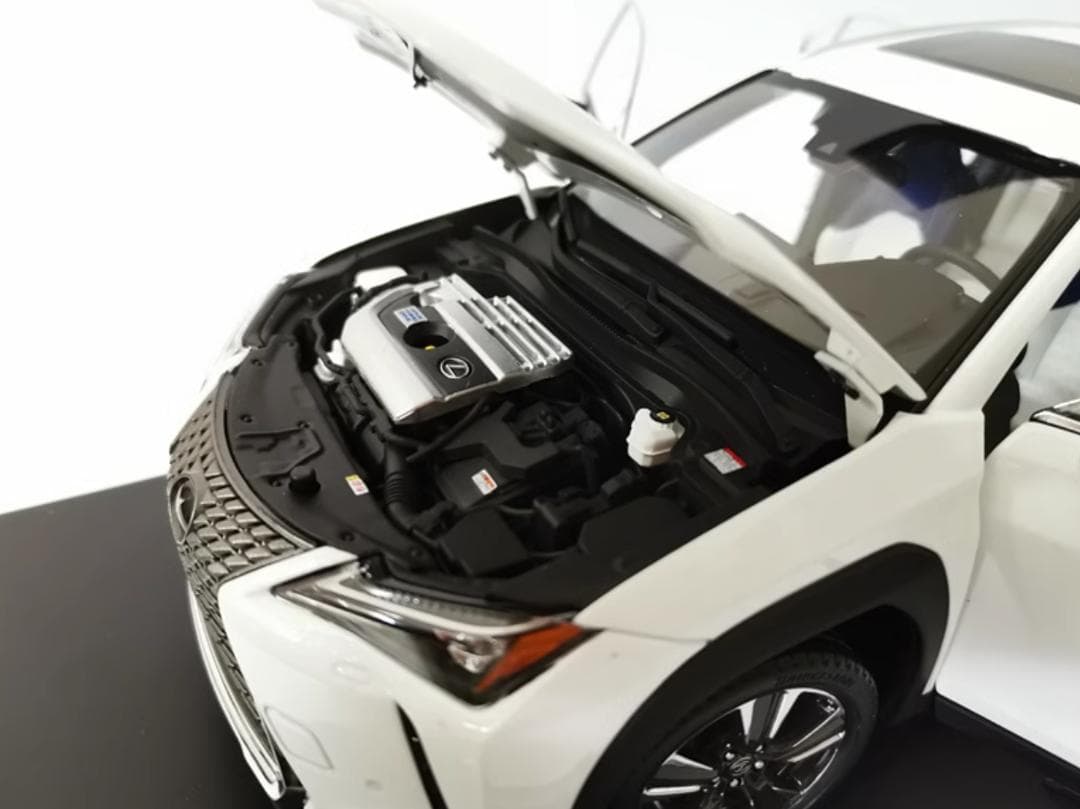 限定版1/18 レクサス UX260h 模型　ミニカー　完成品　展示台付き　白