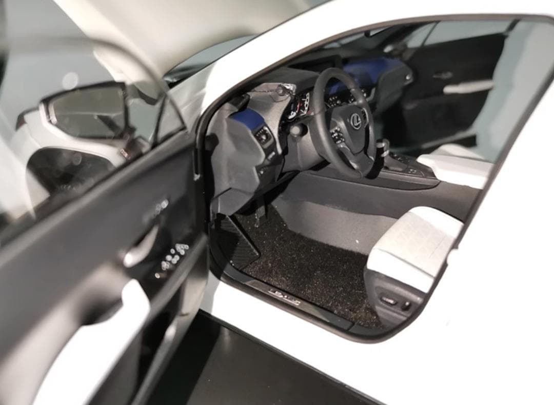 限定版1/18 レクサス UX260h 模型　ミニカー　完成品　展示台付き　白