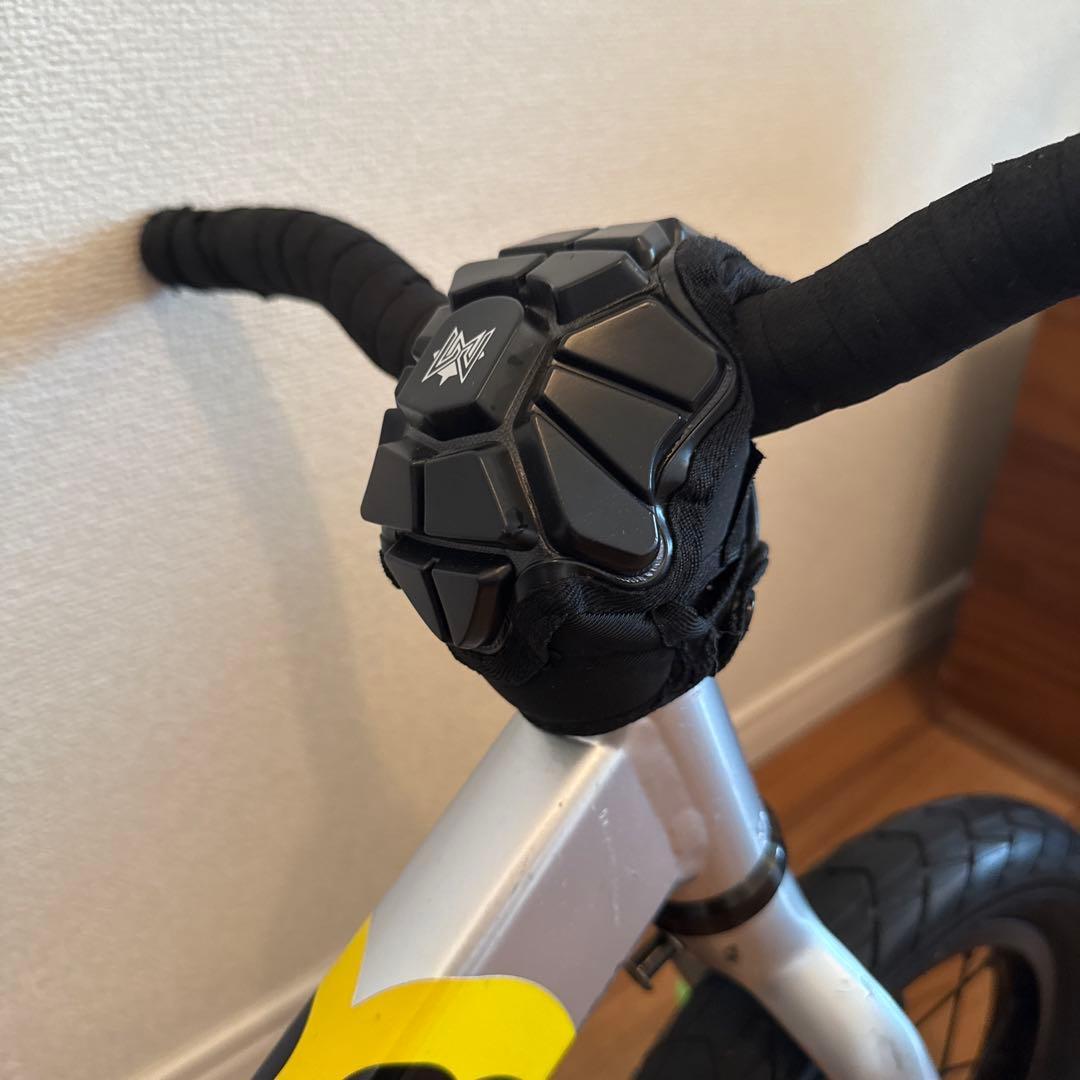 【競技用バランスバイク、日本未入荷】bike8 黒/銀モデル