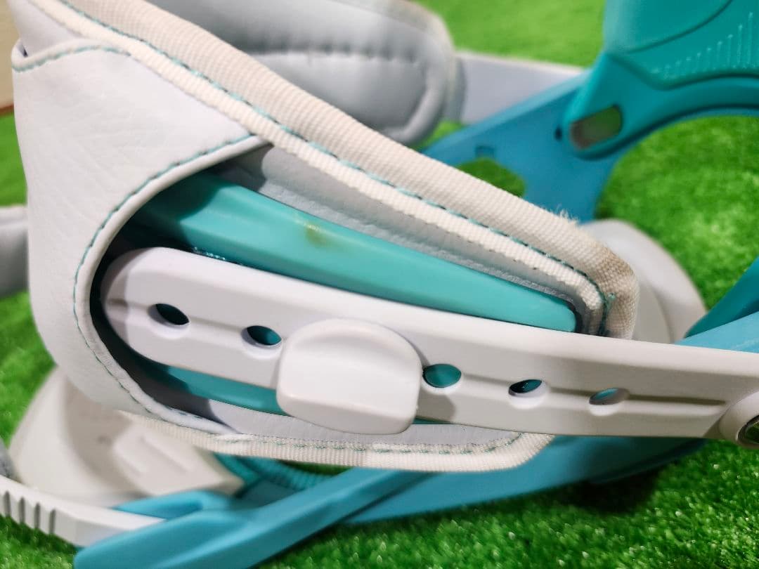 シンプルデザインで全体的に綺麗なレディーススノーボード2点セット