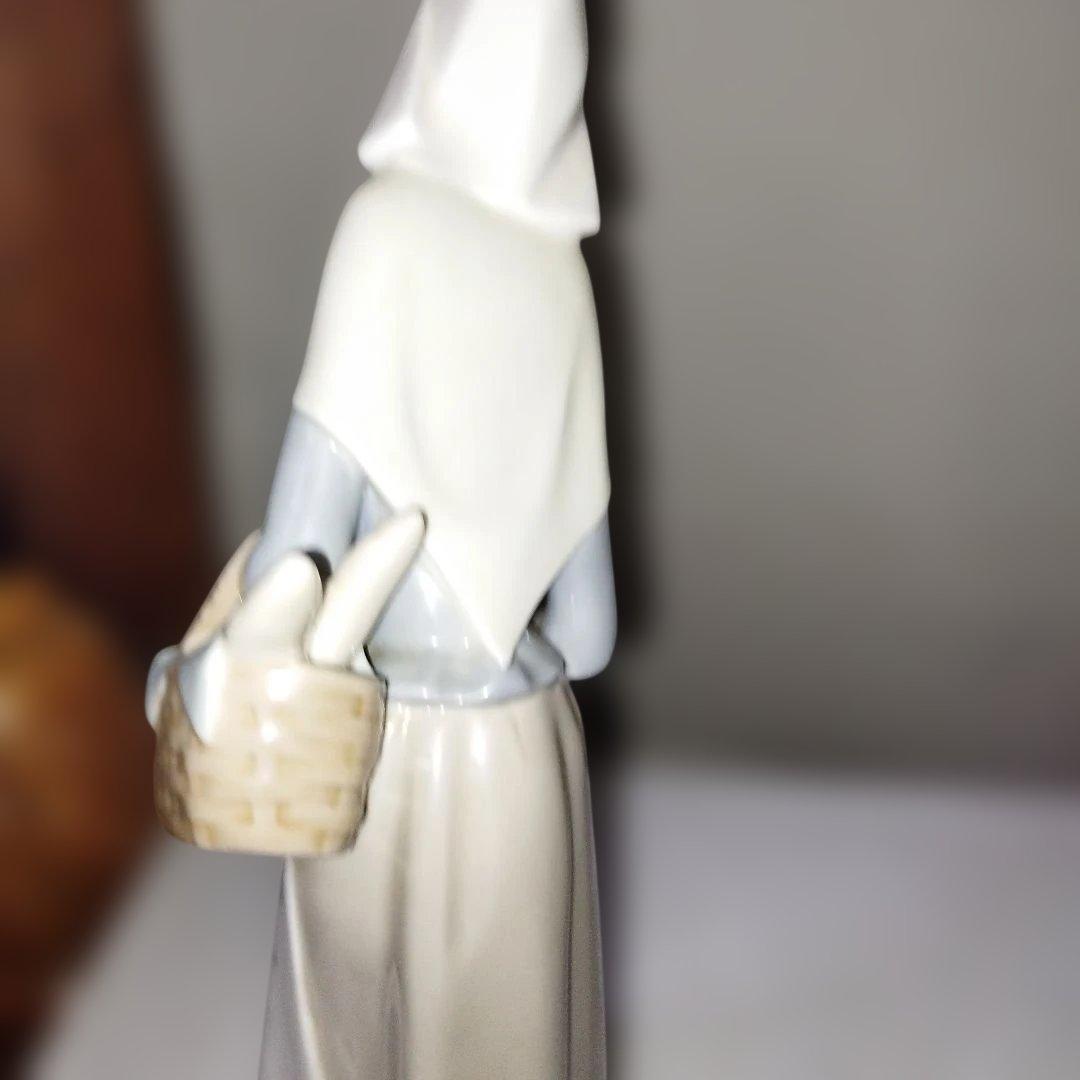 陶器製 女性像 バスケット付き