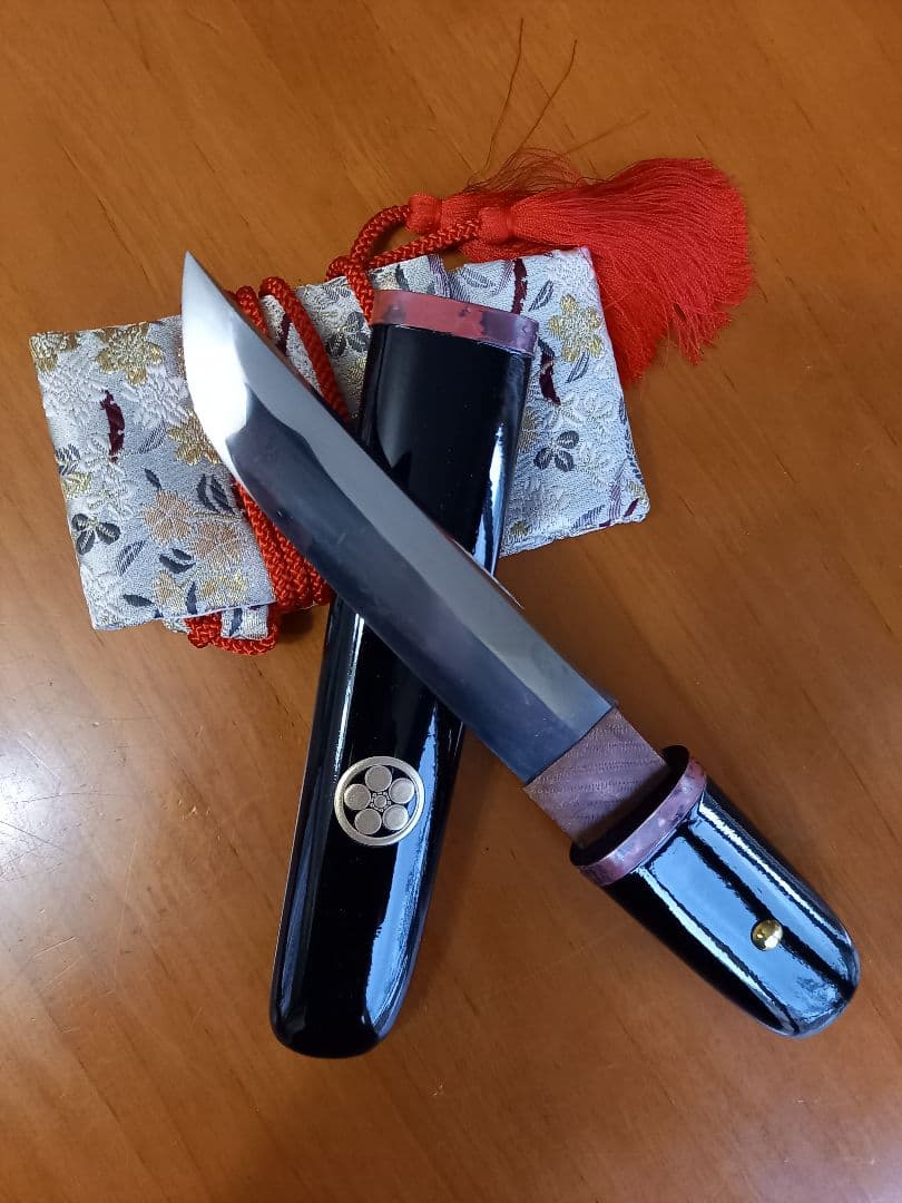 日本刀残欠のクラフト短刀、合法サイズです。刃身の在銘は吉家作です。刃面は綺麗です