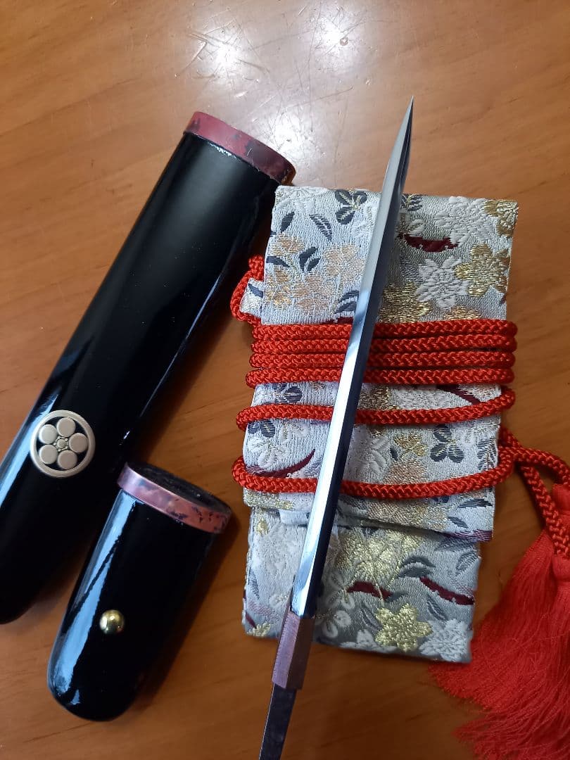 日本刀残欠のクラフト短刀、合法サイズです。刃身の在銘は吉家作です。刃面は綺麗です