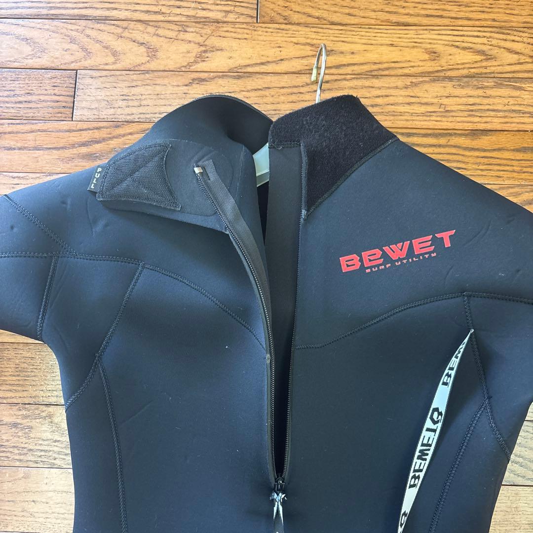 BEWET ブラック 半袖膝下ウェットスーツ