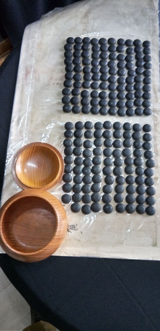 蛤白石 181個 、那智黒石、189個欅木製ボウル2個セット