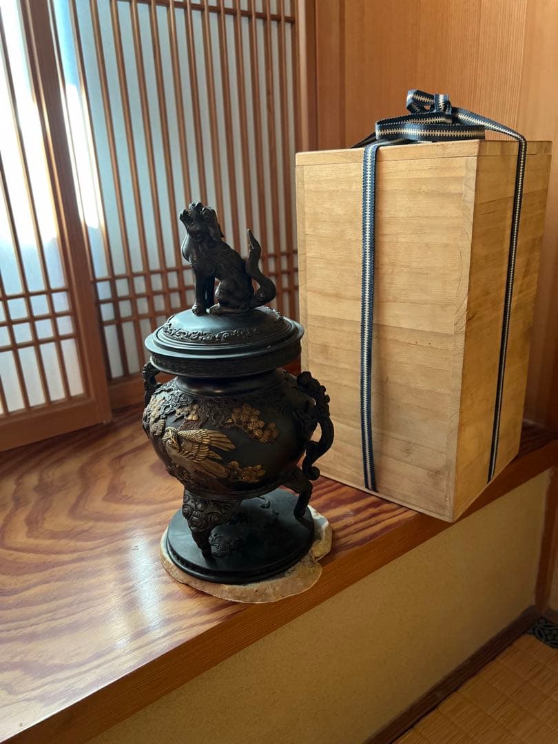 蝋型鋳物　松鷹地紋　香炉 獅子の彫刻付き 台座付き