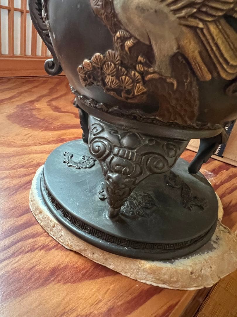 蝋型鋳物　松鷹地紋　香炉 獅子の彫刻付き 台座付き