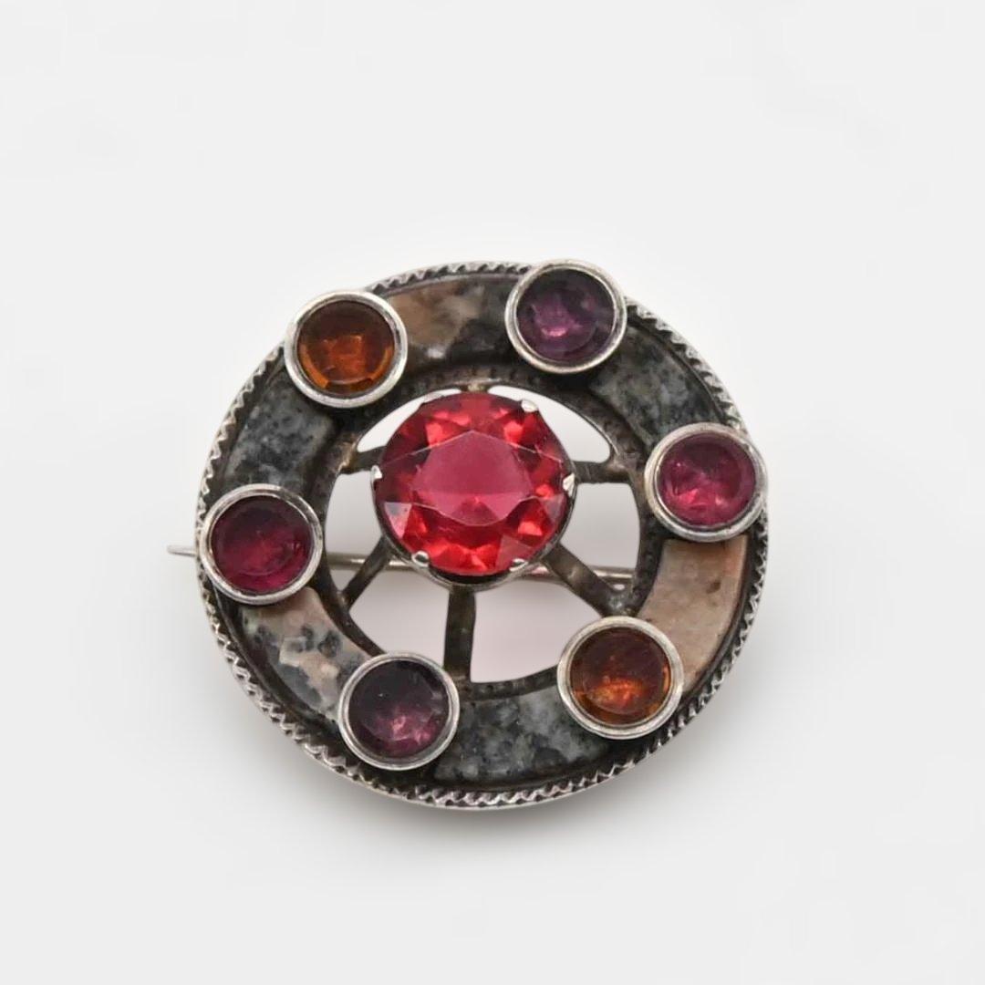 円形の銀製ブローチ　メノウとカラーストーン　スコティッシュ　s0064