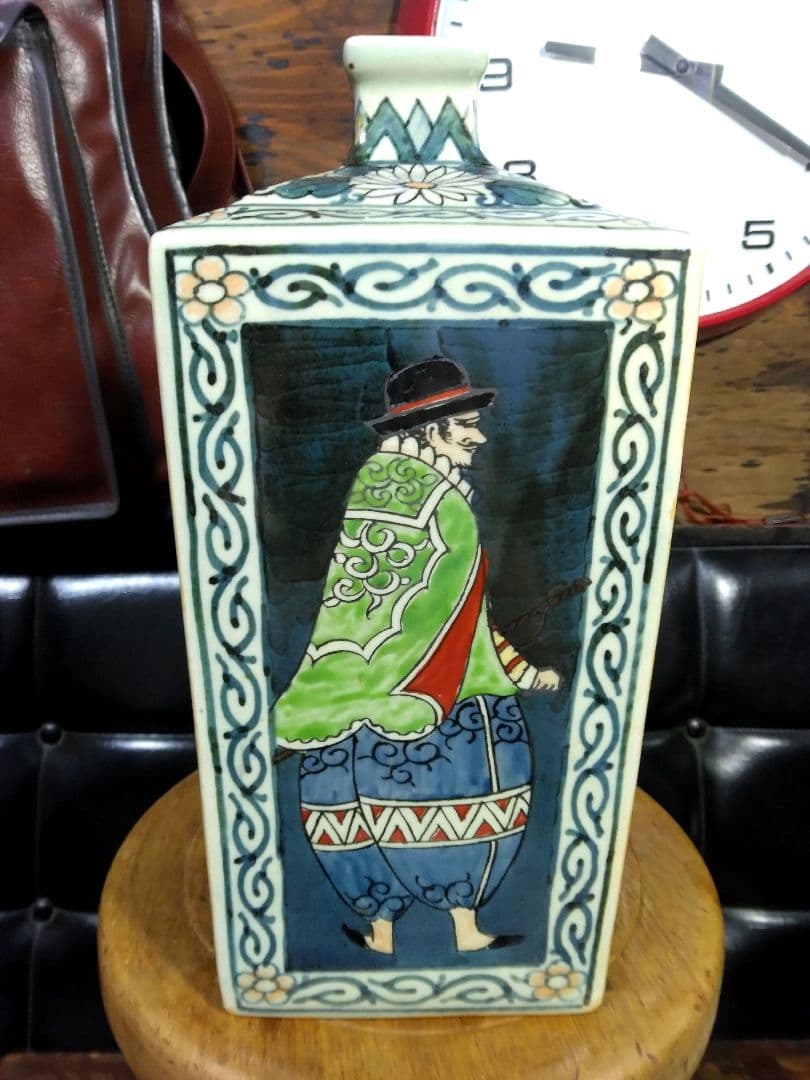 希少　有田焼　円左エ門　染錦色絵　南蛮人図　角瓶　花瓶　飾物　陶器　窯　サイン