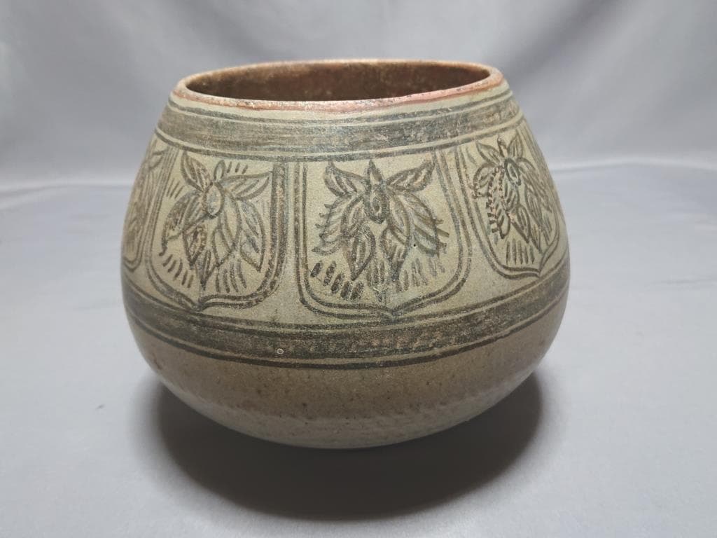 コレクター収集品　タイ　スワンカローク　鉄絵草花紋僧侶托鉢鉢　13～15世紀