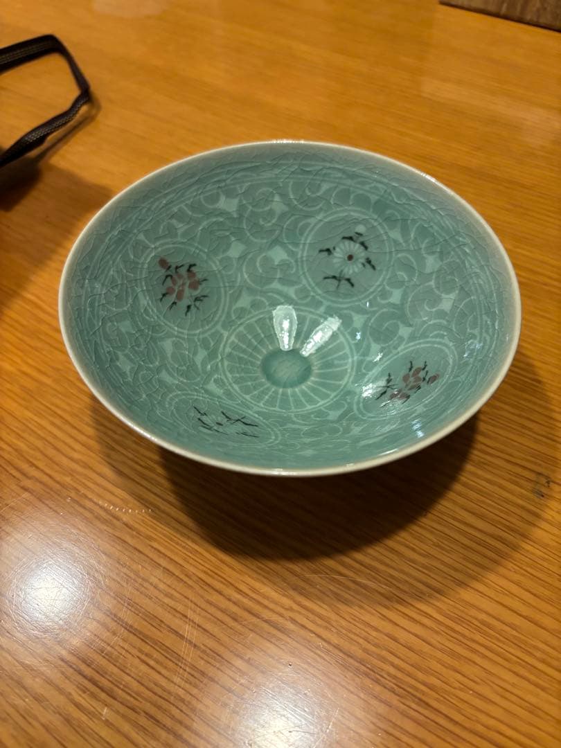 青緑色の花模様の陶器製椀　三國陶芸研究所　韓都鉉