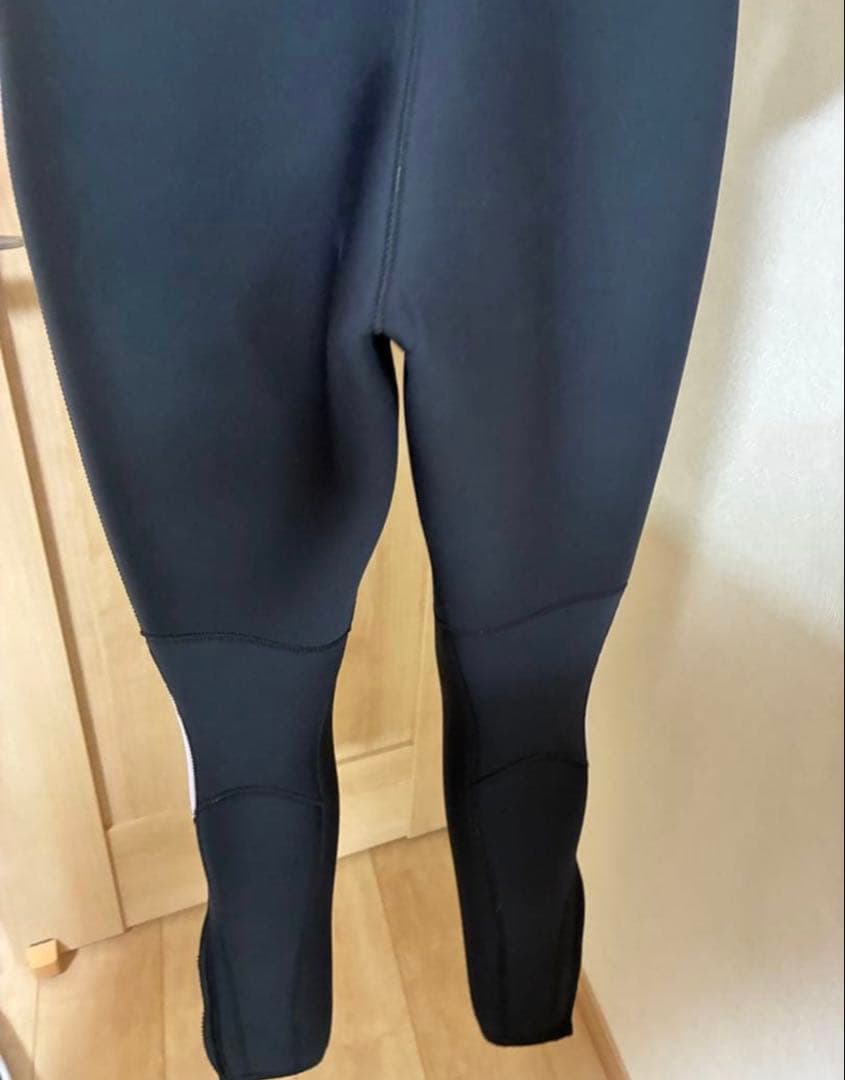 ウェットスーツ 帽子(新品)、説明書、ハンガー、カバー付き