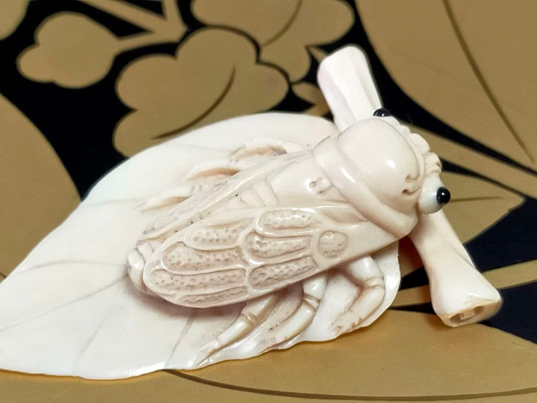 ♥　最高級　根付　蝉　セミ　在銘　骨董品　彫刻　アンティーク　レトロ