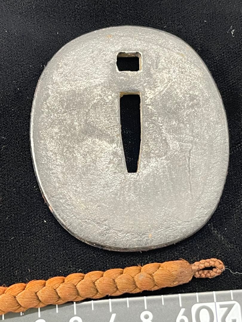 波模様の真鍮製鍔(つば)、鉄製の無銘鍔、栗型形象嵌根付、教利作