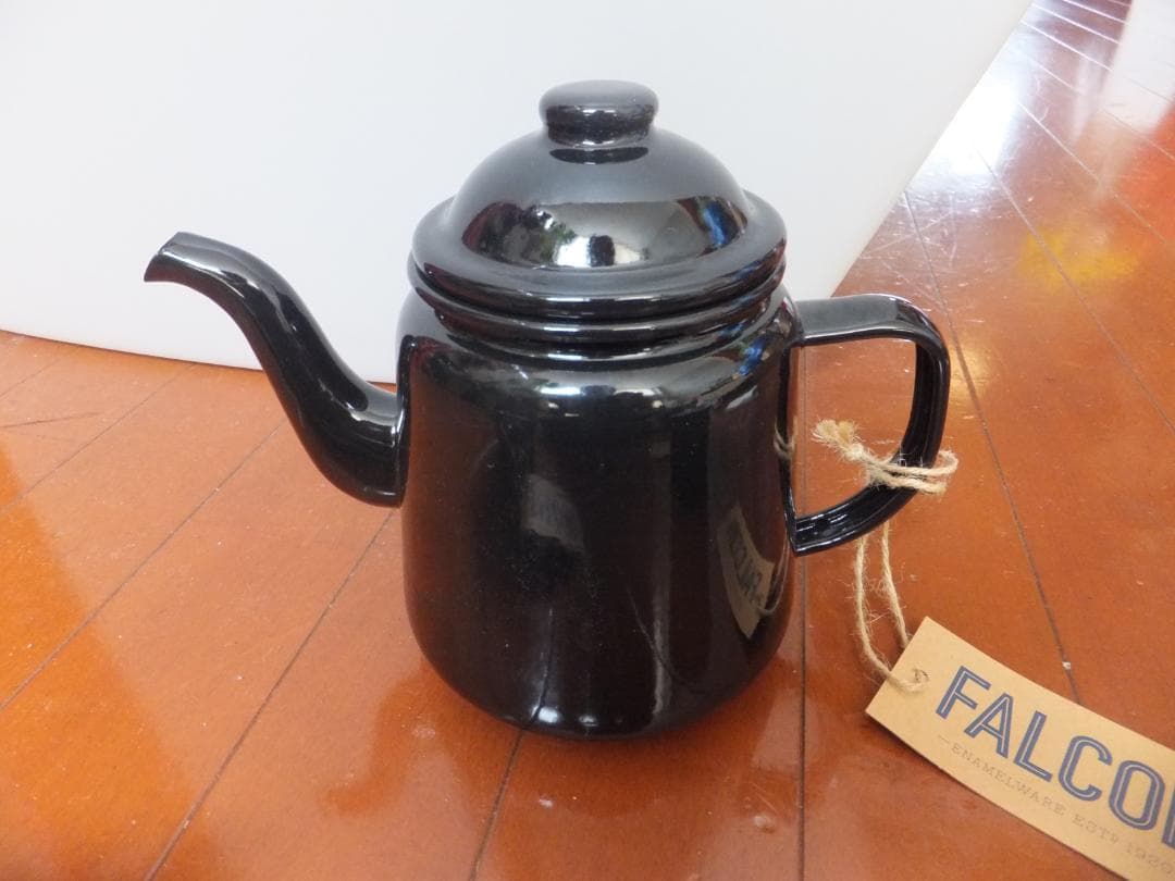 FALCONファルコンのホーローマグカップ２個とポット