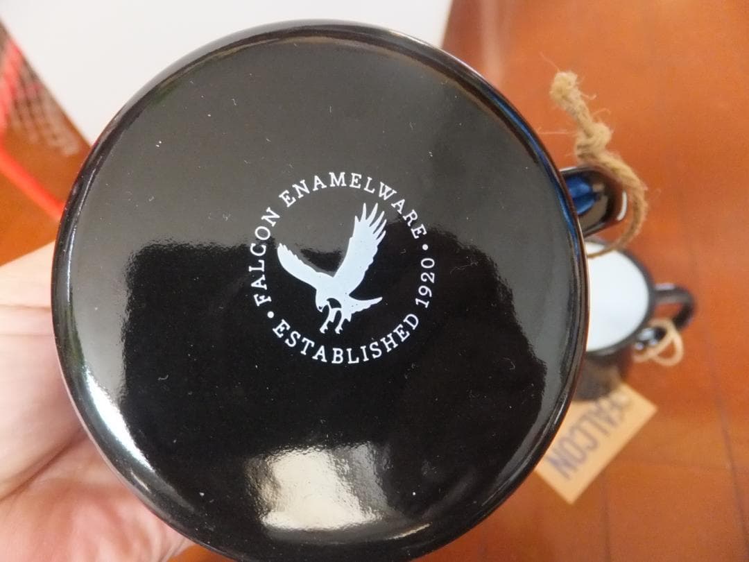 FALCONファルコンのホーローマグカップ２個とポット