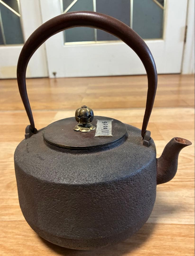 古い鉄瓶　在銘　角谷莎村作　銀摘み