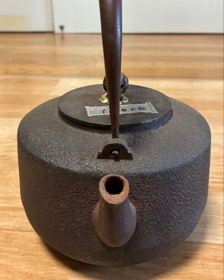 古い鉄瓶　在銘　角谷莎村作　銀摘み