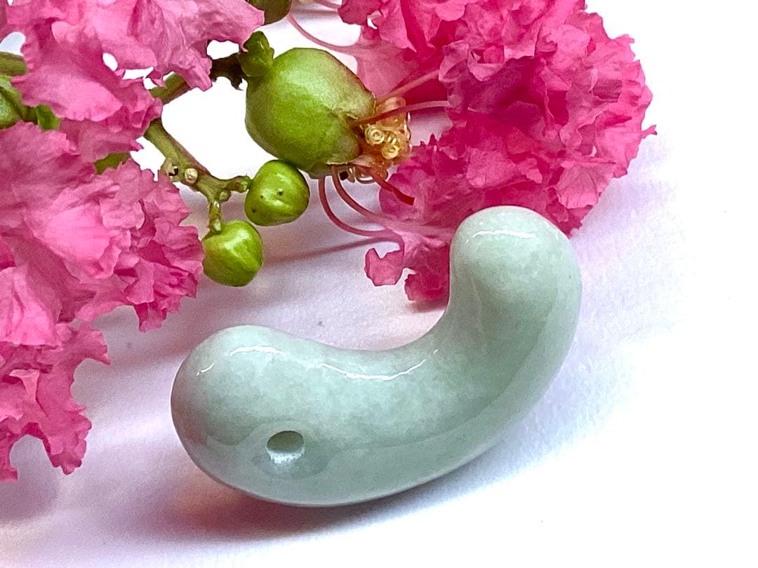 ✳浮かぶ氷紋様‼️　アイスジェイド　吉祥開運*糸魚川翡翠勾玉　お守りに　鑑別書付‼️