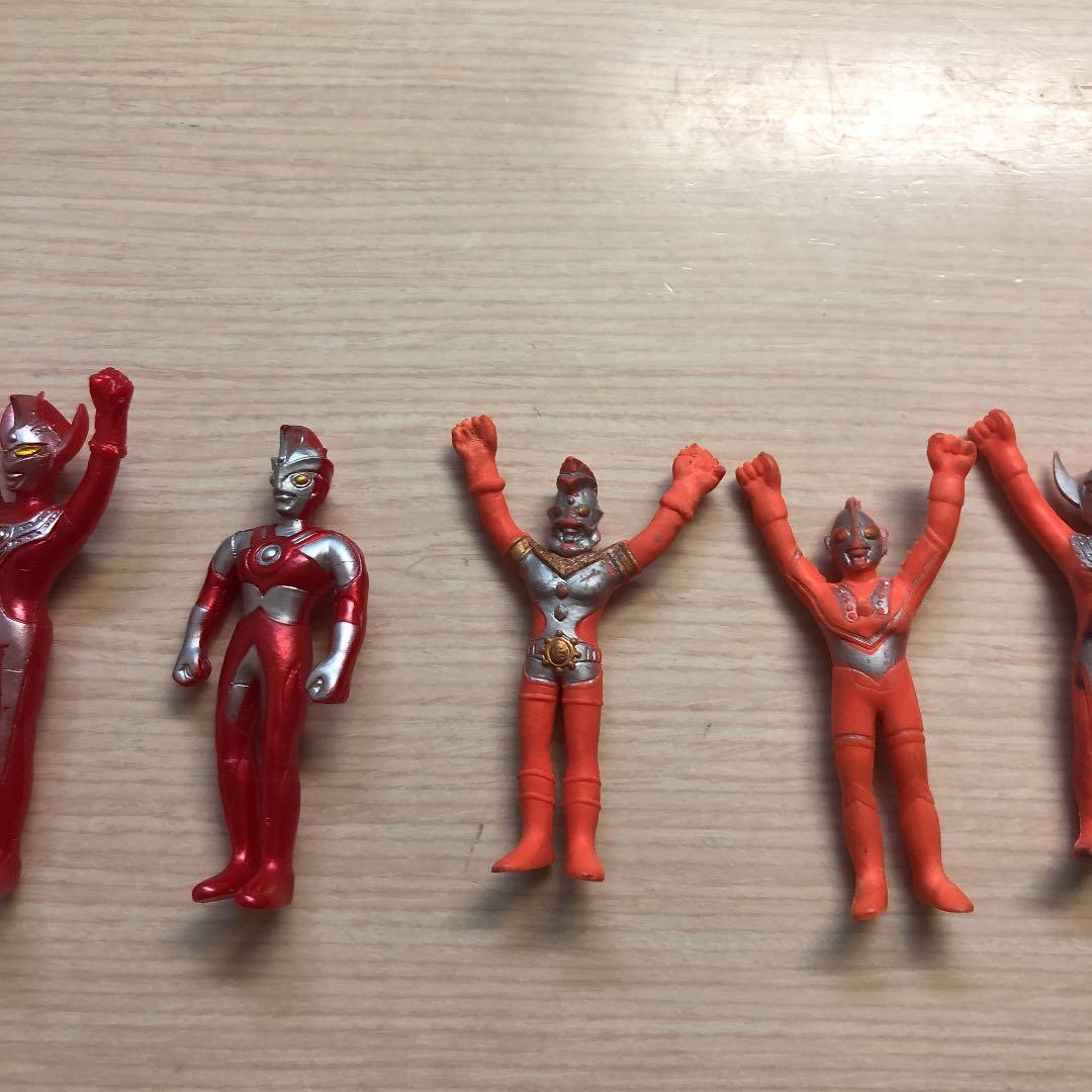 ウルトラマン　人形