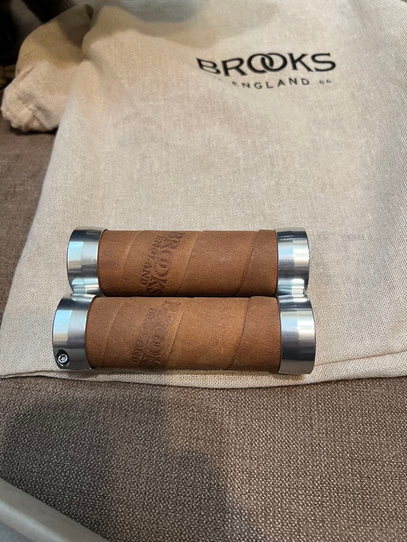 BROOKS スレンダー Grips （100ミリ）とサドルバック