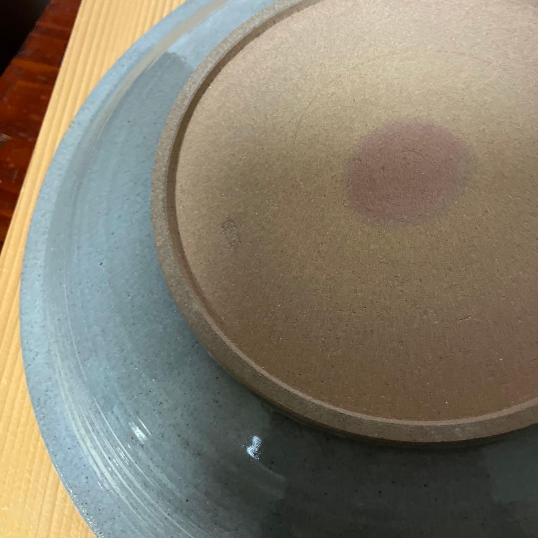 金彩皿「音羽山東哉造」（径３１㌢、高４．６㌢）