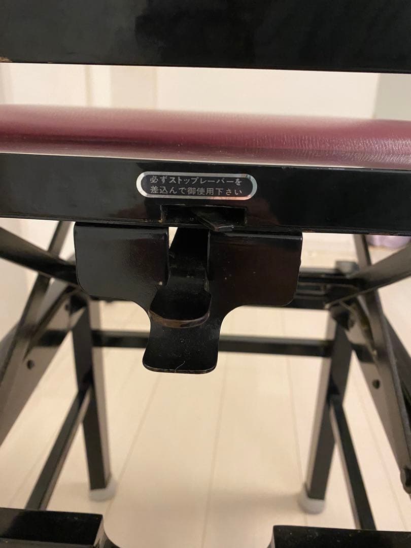 黒い椅子 ワインレッド座面付き　ピアノ椅子