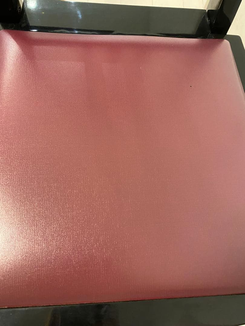 黒い椅子 ワインレッド座面付き　ピアノ椅子