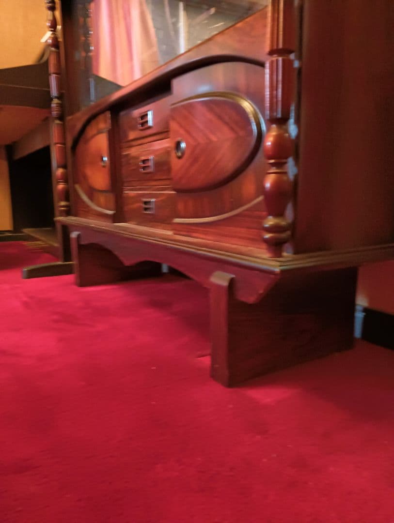 ダークブラウン　赤っぽいウッド ガラス扉キャビネット　昭和　レトロ　ビンテージ