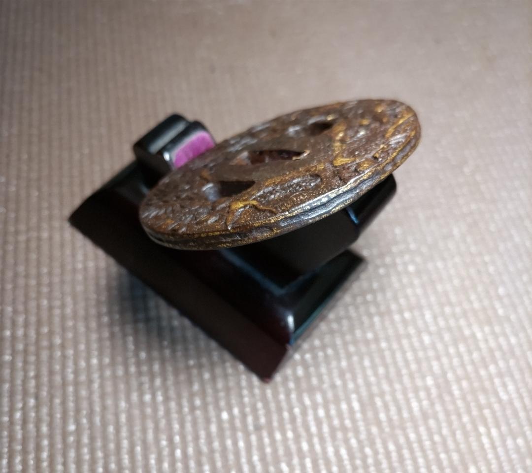 鉄鐔 (龍図・銘あり「●芝」)