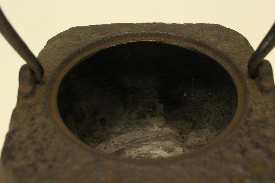 四方 在銘 持ち手 銀象嵌 鉄瓶 未使用 時代物(A677)