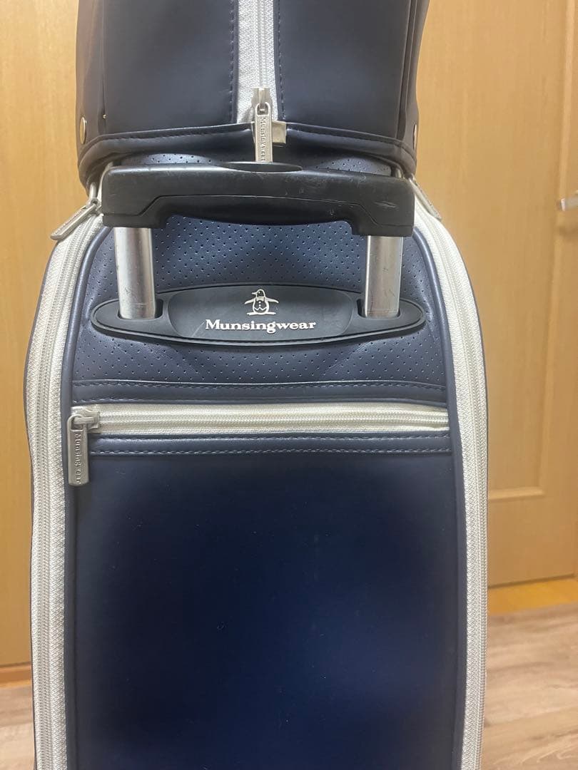 マンシングウェア　ゴルフキャディーバッグ　　紺色　キャスター付