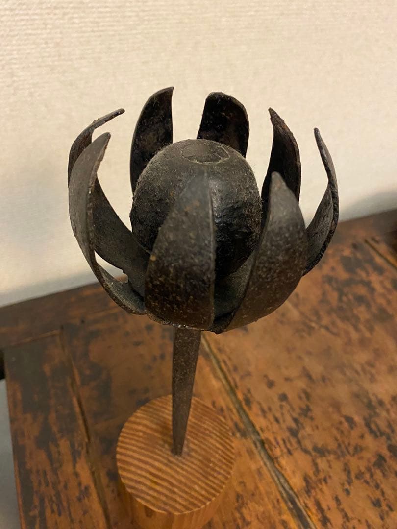李朝工芸　鉄製オブジェ（蓮花）